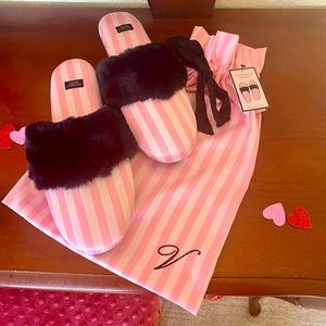 New with tags!  Victoria Secret signature faux fur and satin slippers.😍